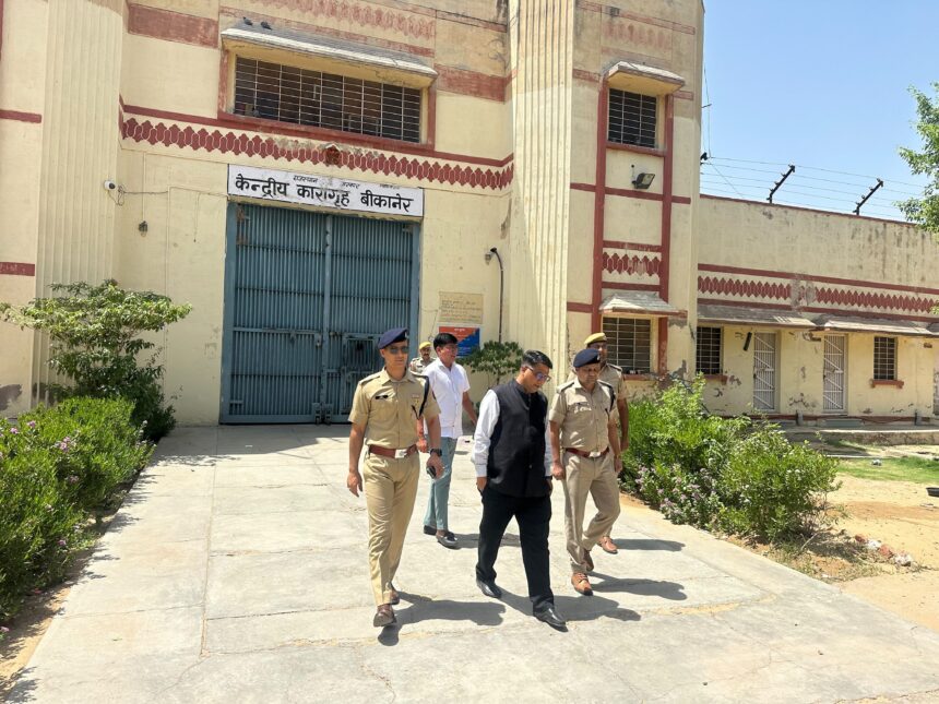 जिला कलक्टर एवं पुलिस अधीक्षक ने केंद्रीय कारागृह का किया औचक निरीक्षण