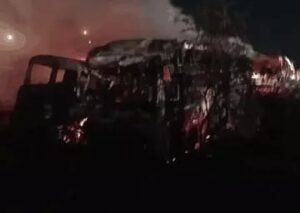 राजस्थान में दिल्ली-मुंबई एक्सप्रेसवे पर भीषण हादसा: बस-ट्रक की टक्कर में 8 की मौत, 6 यात्री जिंदा जले