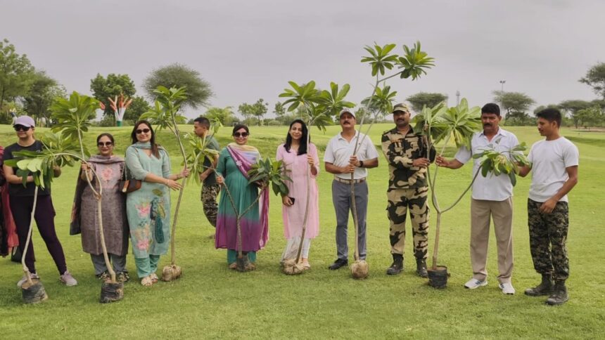 एक पेड़ मां के नाम' अभियान के तहत बीएसएफ जवानों संग रोटरी अप्राइज़ ने 200 से अधिक पौधारोपण कर लिया हरियाली का संकल्प