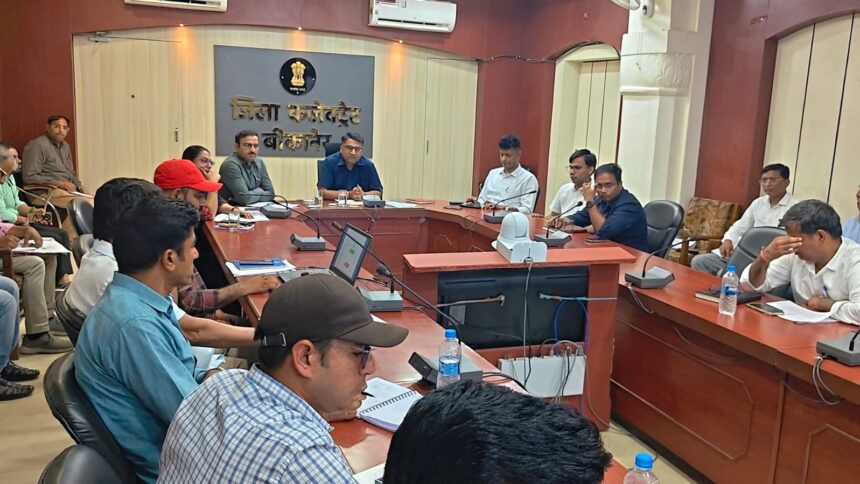 जिला कलेक्टर ने की ग्रामीण-शहरी सेवा शिविर, हरियालो राजस्थान और संपर्क पोर्टल की समीक्षा बैठक,गुणवत्तापूर्ण निस्तारण पर दिया जोर