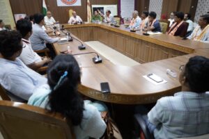 नव-निर्मित भवनों में ऋषि-मुनियों एवं संत विभूतियों के चित्र एवं जीवनियां स्थापित