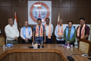 नव-निर्मित भवनों में ऋषि-मुनियों एवं संत विभूतियों के चित्र एवं जीवनियां स्थापित