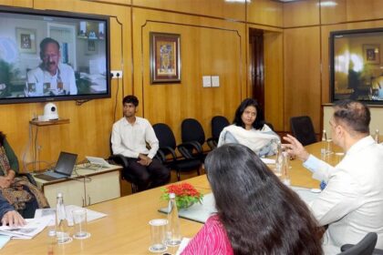 पीएम कुसुम, सूर्य घर योजना और दिवस कालीन विद्युत आपूर्ति की प्रगति की मुख्य सचिव ने की समीक्षा