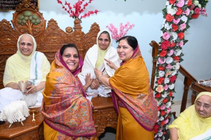 गाजे-बाजे के साथ 3 जैन साध्वियों का भव्य नगर प्रवेश, धर्मसभा में गुरु भक्ति व चातुर्मास का दिया संदेश