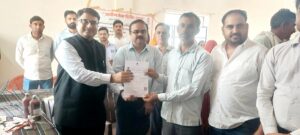 प्रभारी सचिव और जिला कलेक्टर ने कुंतासर में ग्रामीण सेवा शिविर का किया निरीक्षण