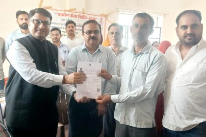 प्रभारी सचिव और जिला कलेक्टर ने कुंतासर में ग्रामीण सेवा शिविर का किया निरीक्षण