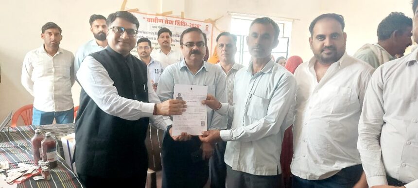 प्रभारी सचिव और जिला कलेक्टर ने कुंतासर में ग्रामीण सेवा शिविर का किया निरीक्षण