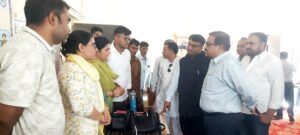 प्रभारी सचिव और जिला कलेक्टर ने कुंतासर में ग्रामीण सेवा शिविर का किया निरीक्षण