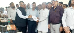 प्रभारी सचिव और जिला कलेक्टर ने कुंतासर में ग्रामीण सेवा शिविर का किया निरीक्षण