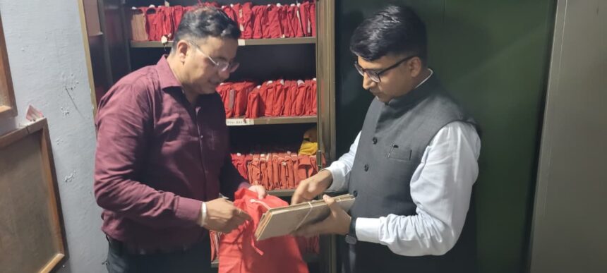 जिला कलक्टर ने राजस्थान प्राच्य विद्या प्रतिष्ठान का किया अवलोकन