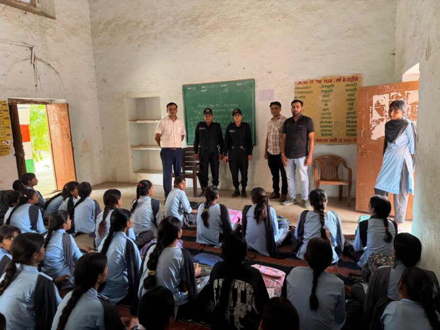 कालिका पेट्रोलिंग यूनिट ने छात्राओं को सुरक्षा और आत्मरक्षा के प्रति किया जागरूक