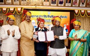 लोकभवन में विशेष दीक्षांत समारोह: राज्यपाल हरिभाऊ बागडे ने विजया राहटकर और अच्युत सामंत को विद्यावाचस्पति की मानद उपाधि से सम्मानित किया