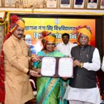 लोकभवन में विशेष दीक्षांत समारोह: राज्यपाल हरिभाऊ बागडे ने विजया राहटकर और अच्युत सामंत को विद्यावाचस्पति की मानद उपाधि से सम्मानित किया