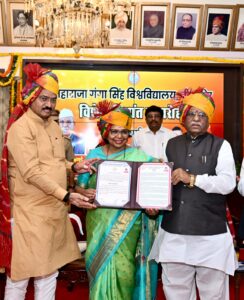 लोकभवन में विशेष दीक्षांत समारोह: राज्यपाल हरिभाऊ बागडे ने विजया राहटकर और अच्युत सामंत को विद्यावाचस्पति की मानद उपाधि से सम्मानित किया