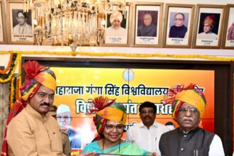 लोकभवन में विशेष दीक्षांत समारोह: राज्यपाल हरिभाऊ बागडे ने विजया राहटकर और अच्युत सामंत को विद्यावाचस्पति की मानद उपाधि से सम्मानित किया
