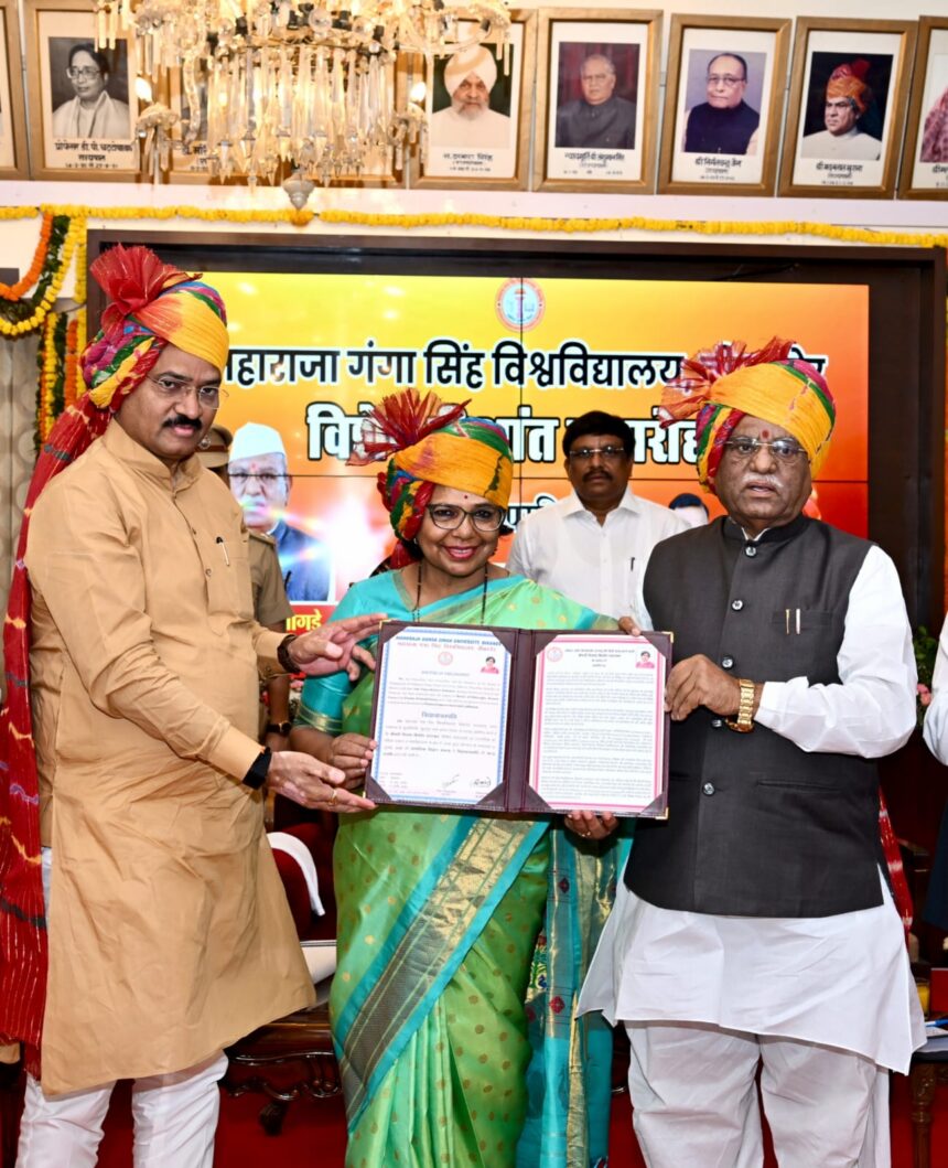 लोकभवन में विशेष दीक्षांत समारोह: राज्यपाल हरिभाऊ बागडे ने विजया राहटकर और अच्युत सामंत को विद्यावाचस्पति की मानद उपाधि से सम्मानित किया