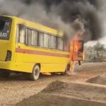 25 बच्चों से भरी चलती बस में लगी आग:अचानक धुआं उठने के बाद ड्राइवर ने सभी स्टूडेंट्स को उतारा, बैग-सामान जले