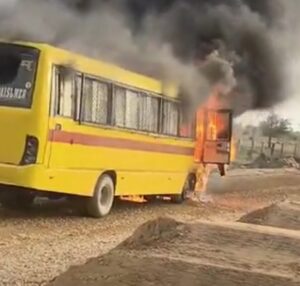 25 बच्चों से भरी चलती बस में लगी आग:अचानक धुआं उठने के बाद ड्राइवर ने सभी स्टूडेंट्स को उतारा, बैग-सामान जले