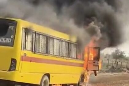 25 बच्चों से भरी चलती बस में लगी आग:अचानक धुआं उठने के बाद ड्राइवर ने सभी स्टूडेंट्स को उतारा, बैग-सामान जले