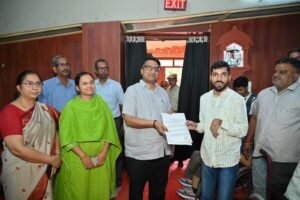 अलवर में आयोजित कार्यक्रम का हुआ सीधा प्रसारण, 435 युवाओं को मिले सरकारी नौकरियों के नियुक्ति पत्र