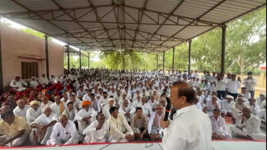 पूर्व मंत्री वीरेन्द्र बेनीवाल के नेतृत्व में कांग्रेस कार्यकर्ताओं की बैठक, उमड़ा जनसैलाब