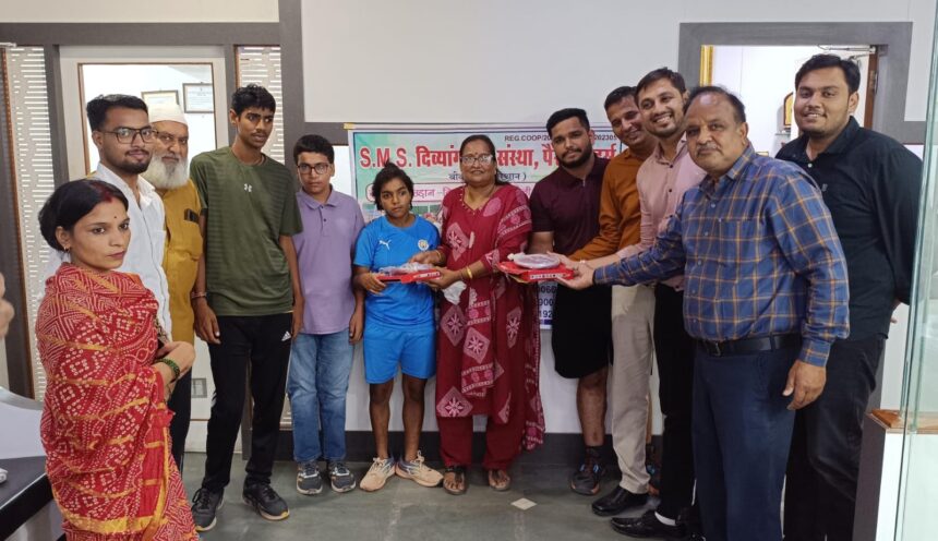 दिव्यांग खिलाड़ियों को राष्ट्रीय एवं अंतरराष्ट्रीय स्तर की प्रतियोगिताओं की तैयारी के लिए खेल सामग्री भेंट