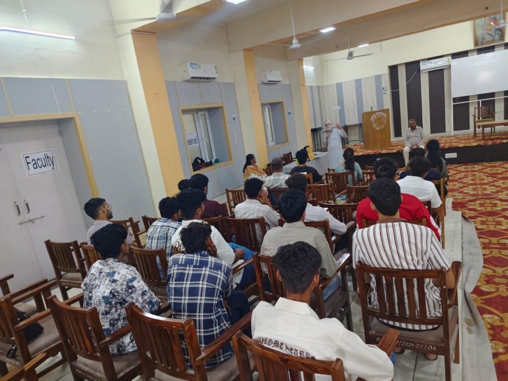 विद्यार्थियों के सर्वांगीण विकास के लिए ध्यान सत्र आयोजित
