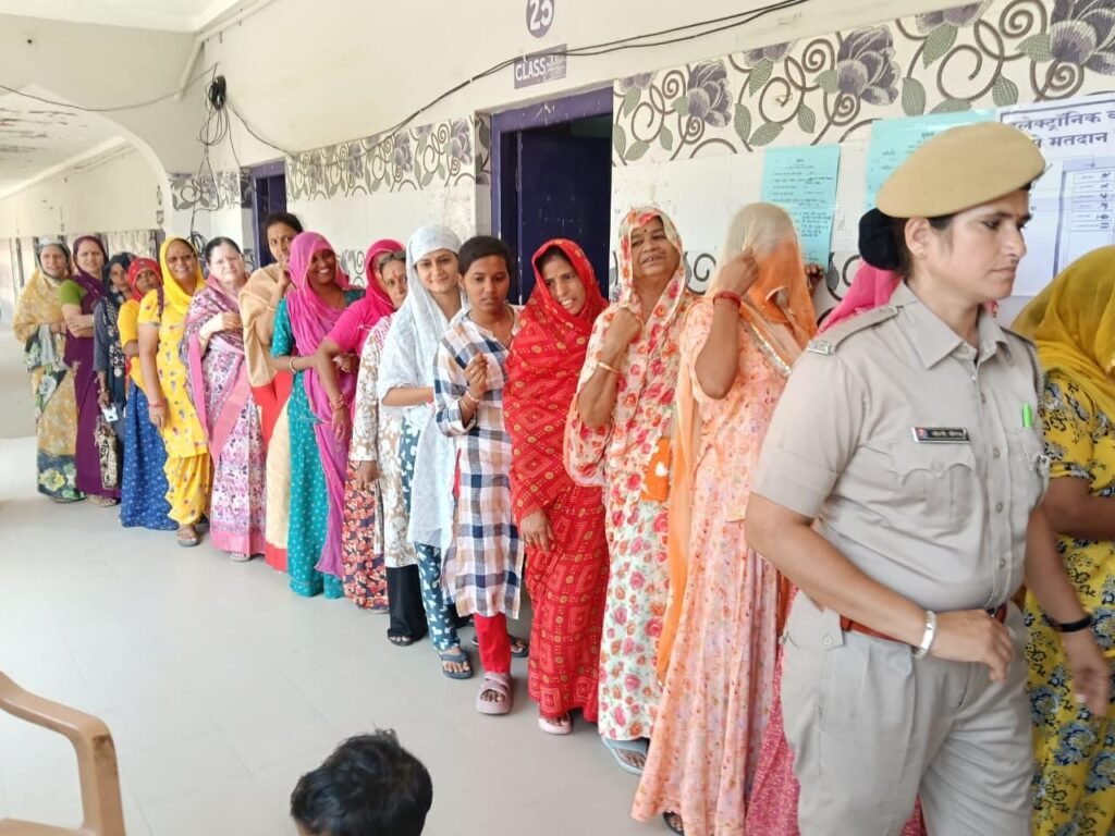 जिला निर्वाचन अधिकारी और पुलिस अधीक्षक ने मतदान केंद्रों का किया निरीक्षण