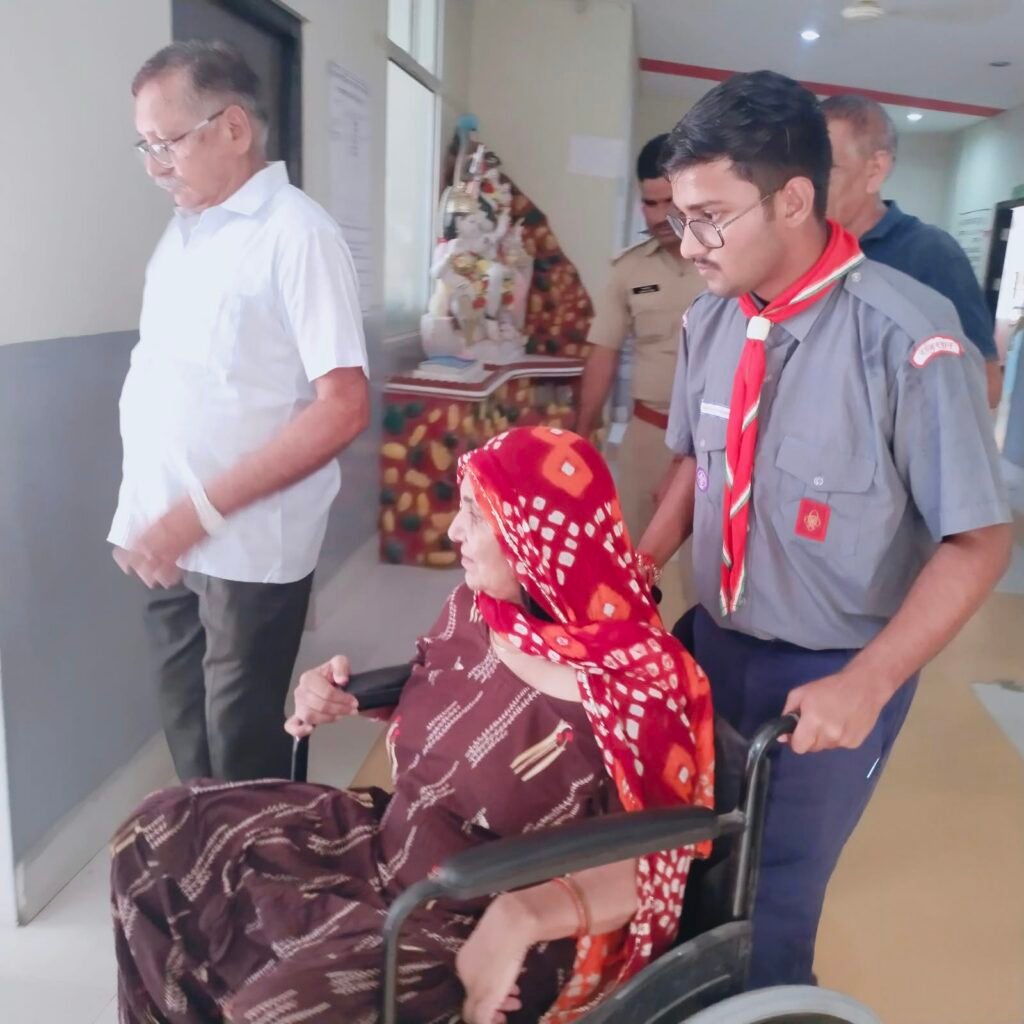 जिला निर्वाचन अधिकारी और पुलिस अधीक्षक ने मतदान केंद्रों का किया निरीक्षण