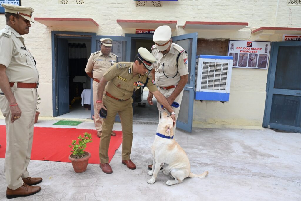 रेलवे सुरक्षा बल के महानिरीक्षक ने लालगढ़ पोस्ट एवं बैरक का किया निरीक्षण