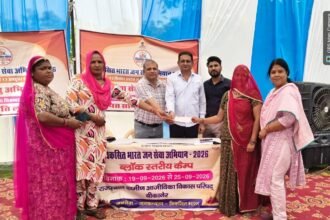 राजीविका दीदी कैंटीन की संचालिका सीमा देवी को एक लाख रुपये का ऋण चेक प्रदान