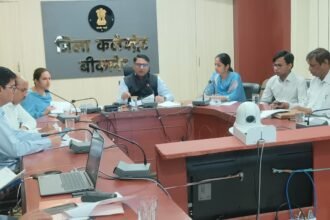 संपर्क पोर्टल की परिवेदनाओं का सात दिन में करें निस्तारण,जिला कलेक्टर ने संपर्क पोर्टल, फ्लैगशिप योजनाओं और बजट घोषणाओं की समीक्षा की