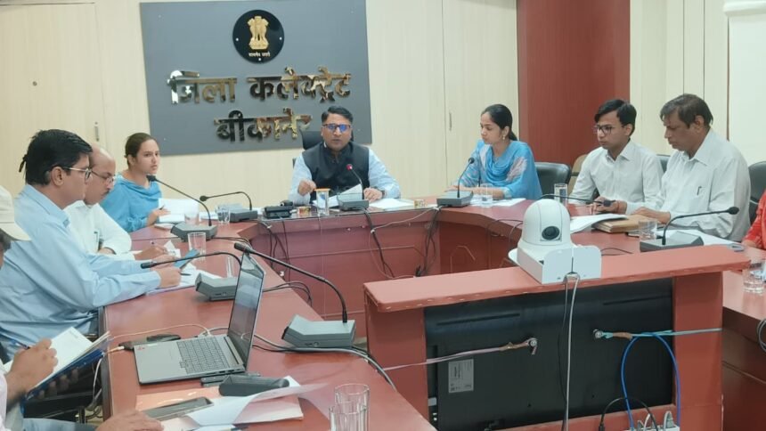 संपर्क पोर्टल की परिवेदनाओं का सात दिन में करें निस्तारण,जिला कलेक्टर ने संपर्क पोर्टल, फ्लैगशिप योजनाओं और बजट घोषणाओं की समीक्षा की
