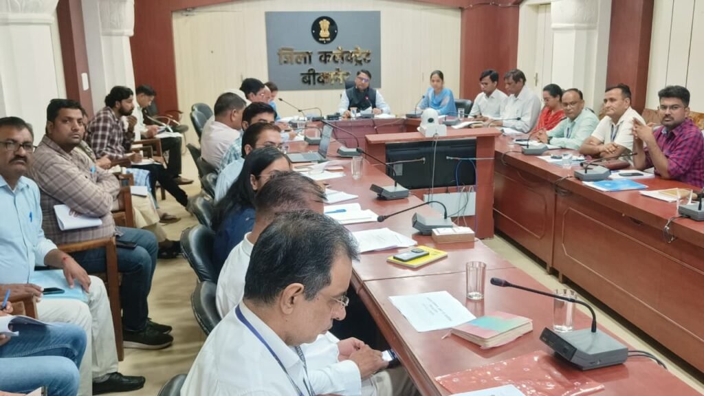 संपर्क पोर्टल की परिवेदनाओं का सात दिन में करें निस्तारण,जिला कलेक्टर ने संपर्क पोर्टल, फ्लैगशिप योजनाओं और बजट घोषणाओं की समीक्षा की