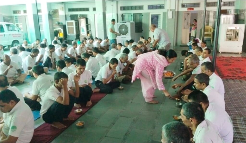 अपना घर आश्रम में अल्पाहार वितरण कर किया सेवाभाव