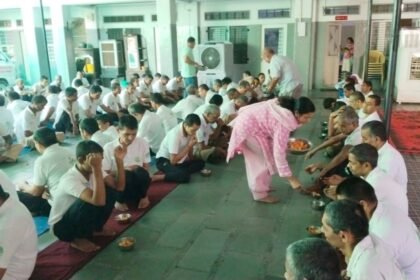 अपना घर आश्रम में अल्पाहार वितरण कर किया सेवाभाव