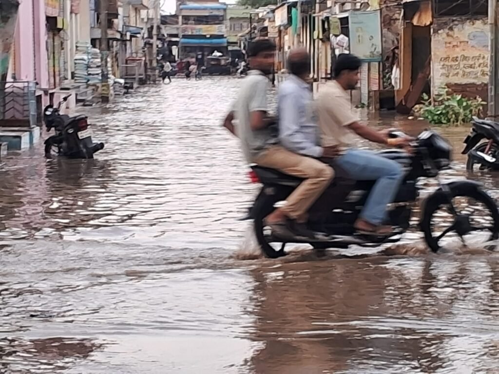 लूणकरणसर में तेज तूफानी हवाओं के साथ गिरे ओले, आधे घंटे की बारिश से सड़कें जलमग्न