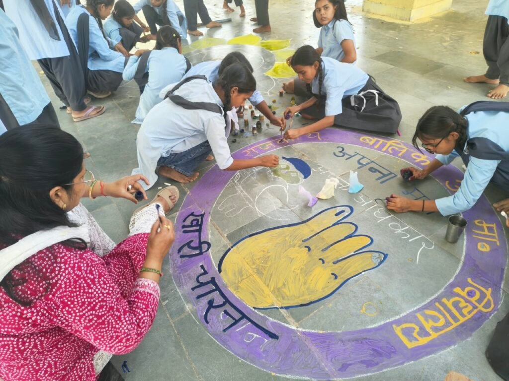 रंगोली में सजा लोकतंत्र का संदेश: खारी चारणान की छात्राओं ने जगाई मतदाता जागरूकता की अलख