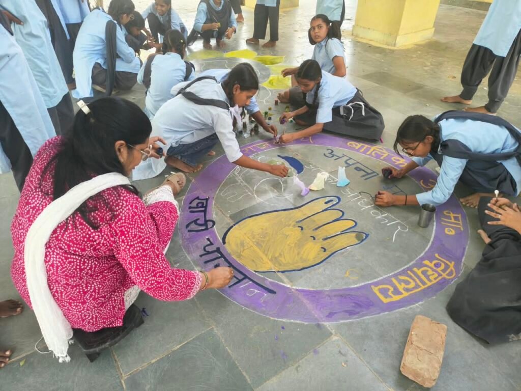रंगोली में सजा लोकतंत्र का संदेश: खारी चारणान की छात्राओं ने जगाई मतदाता जागरूकता की अलख