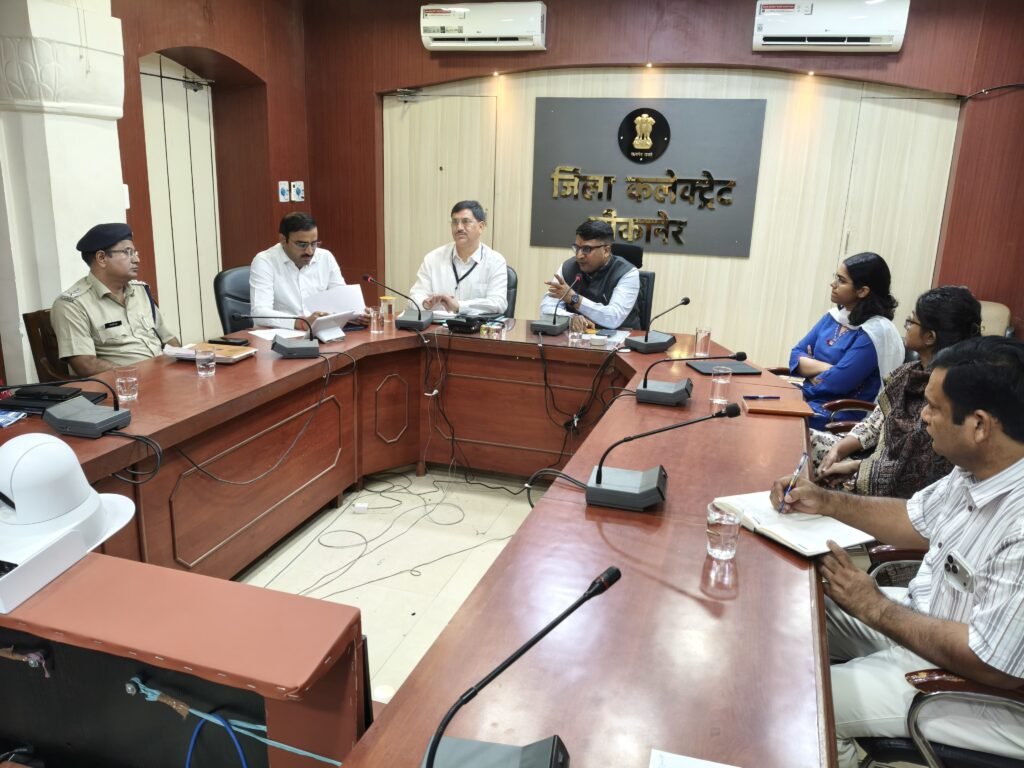 पंचायत राज आम चुनाव : जिला निर्वाचन अधिकारी श्री निशान्त जैन और पर्यवेक्षक नवनीत कुमार ने ली बैठक
