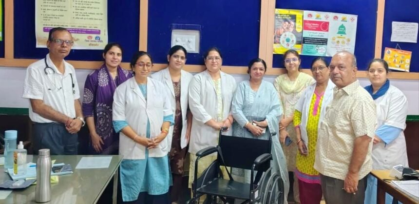 सामाजिक सरोकार -जिला अस्पताल के जनाना वार्ड में व्हील चेयर भेंट - पंजाबी बिरादरी सेवा ट्रस्ट