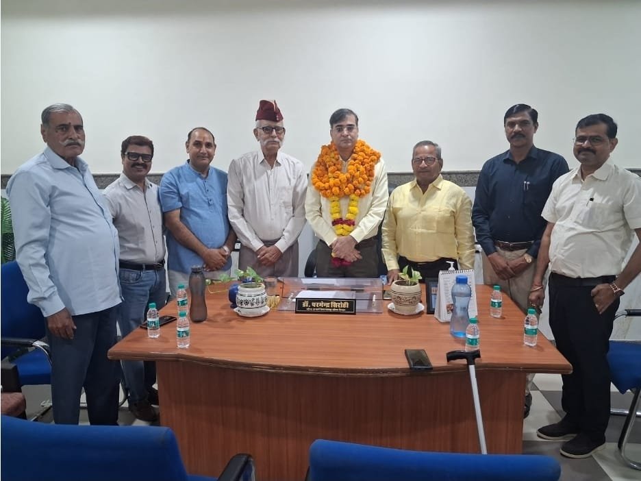 जिस विद्यालय में पढ़े, उसी के संचालक पहुंचे सम्मान करने; राष्ट्र हित फाउंडेशन ट्रस्ट ने किया डॉ. सिरोही का सम्मान