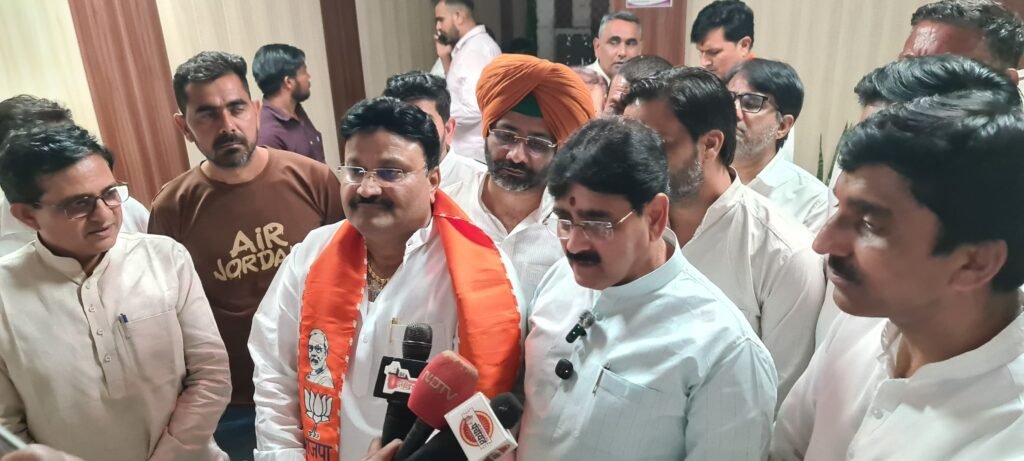 भाजपा प्रत्याशियों के चुनाव चिह्न जिला कलेक्टर को सौंपे