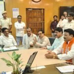भाजपा प्रत्याशियों के चुनाव चिह्न जिला कलेक्टर को सौंपे