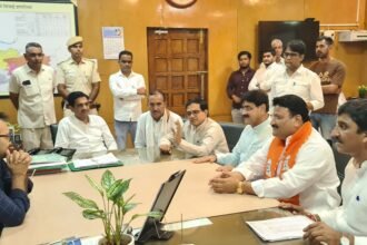 भाजपा प्रत्याशियों के चुनाव चिह्न जिला कलेक्टर को सौंपे