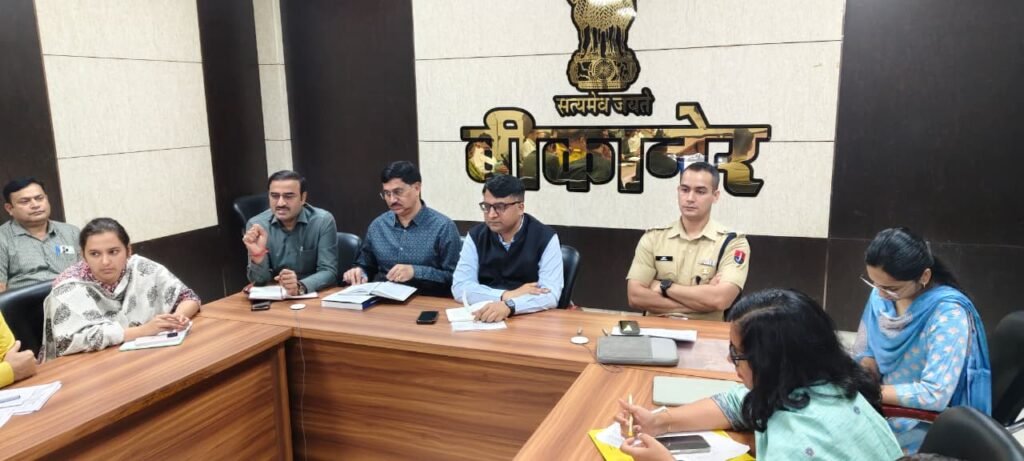 जिला निर्वाचन अधिकारी निशान्त जैन, ऑब्जर्वर नवनीत कुमार और पुलिस अधीक्षक मृदुल कच्छावा ने रिटर्निंग अधिकारियों और प्रकोष्ठ प्रभारियों की ली बैठक