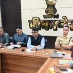जिला निर्वाचन अधिकारी निशान्त जैन, ऑब्जर्वर नवनीत कुमार और पुलिस अधीक्षक मृदुल कच्छावा ने रिटर्निंग अधिकारियों और प्रकोष्ठ प्रभारियों की ली बैठक
