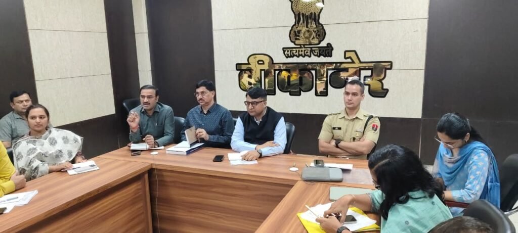 जिला निर्वाचन अधिकारी निशान्त जैन, ऑब्जर्वर नवनीत कुमार और पुलिस अधीक्षक मृदुल कच्छावा ने रिटर्निंग अधिकारियों और प्रकोष्ठ प्रभारियों की ली बैठक