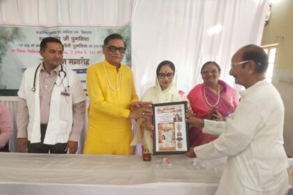 एक सम्मान समारोह मे सीता/सुशीला पुगलिया को नौ दुर्गा सम्मान दिया गया