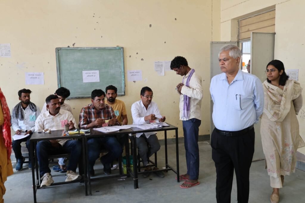 पूर्ण गंभीरता और जिम्मेदारी से कार्य करें निर्वाचन से जुड़े अधिकारी-कर्मचारी, मतदान केन्द्रों पर चाक-चौबंद रहें सभी व्यवस्थाएं